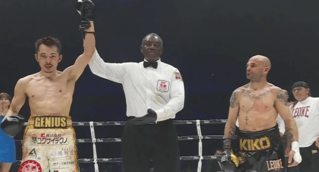 Reiya Abe celebra su victoria sobre Kiko Martínez.