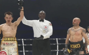 Reiya Abe celebra su victoria sobre Kiko Martínez.
