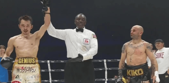 Reiya Abe celebra su victoria sobre Kiko Martínez.