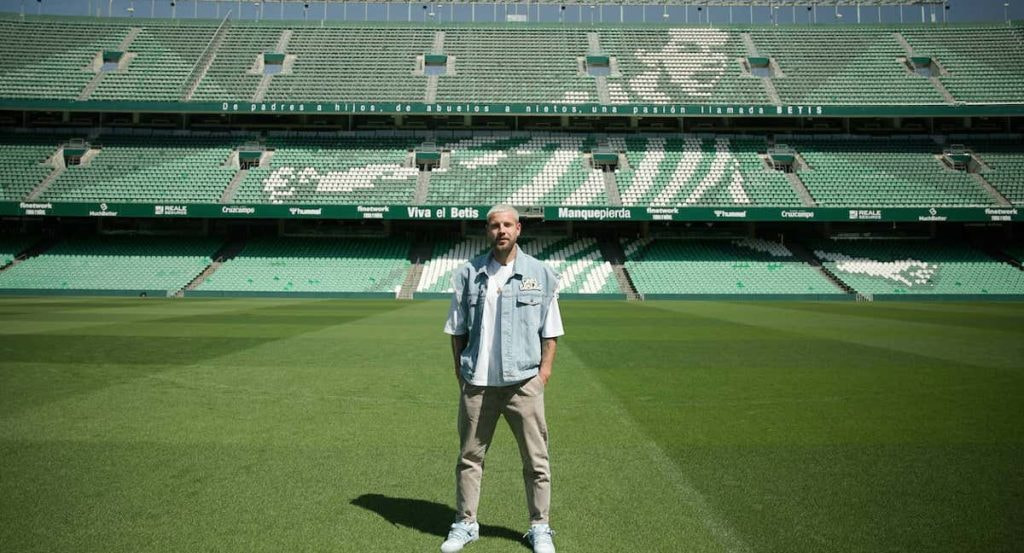 Aitor Ruibal posa sobre el césped del Benito Villamarín.