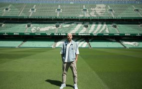 Aitor Ruibal posa sobre el césped del Benito Villamarín.