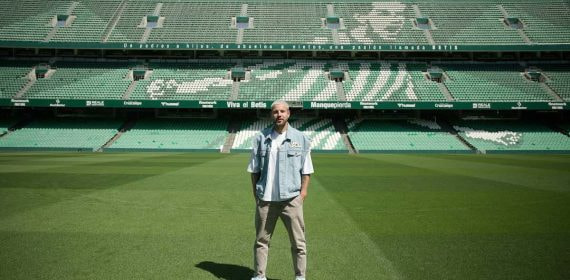 Aitor Ruibal posa sobre el césped del Benito Villamarín.