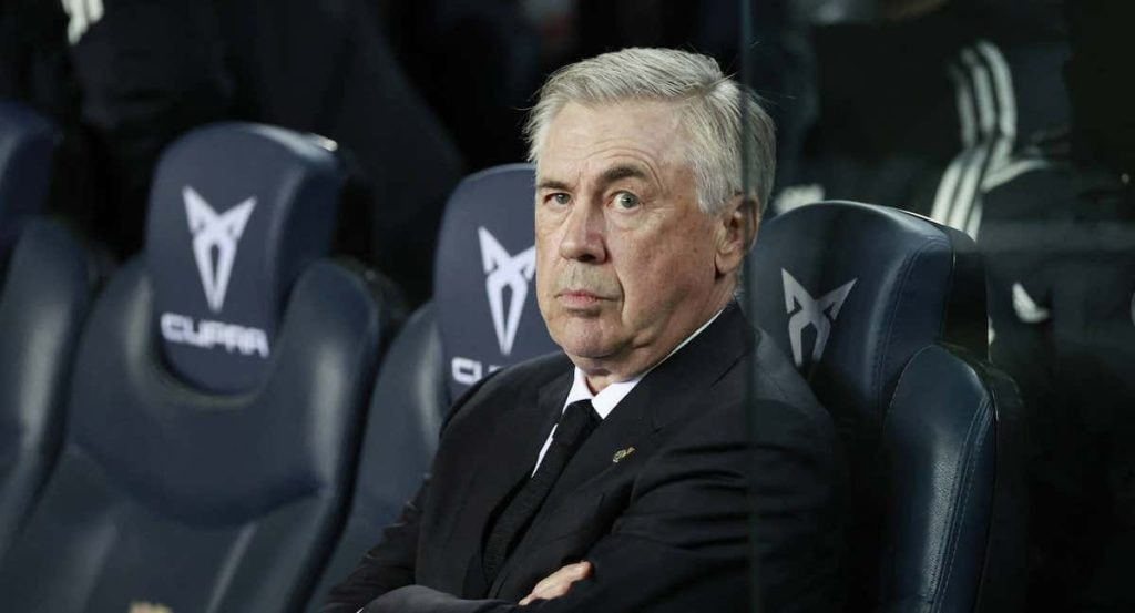 Carlo Ancelotti sentado en el banquillo del Camp Nou.