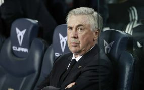Carlo Ancelotti sentado en el banquillo del Camp Nou.