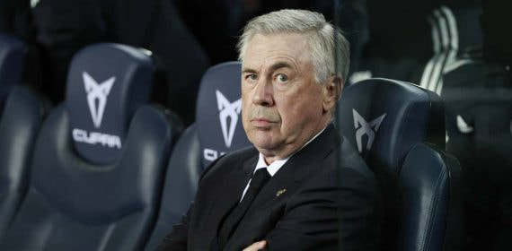 Carlo Ancelotti sentado en el banquillo del Camp Nou.