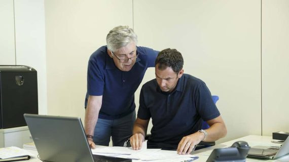 Carlo Ancelotti, junto a Paul Clement a su llegada al Real Madrid, en 2013.