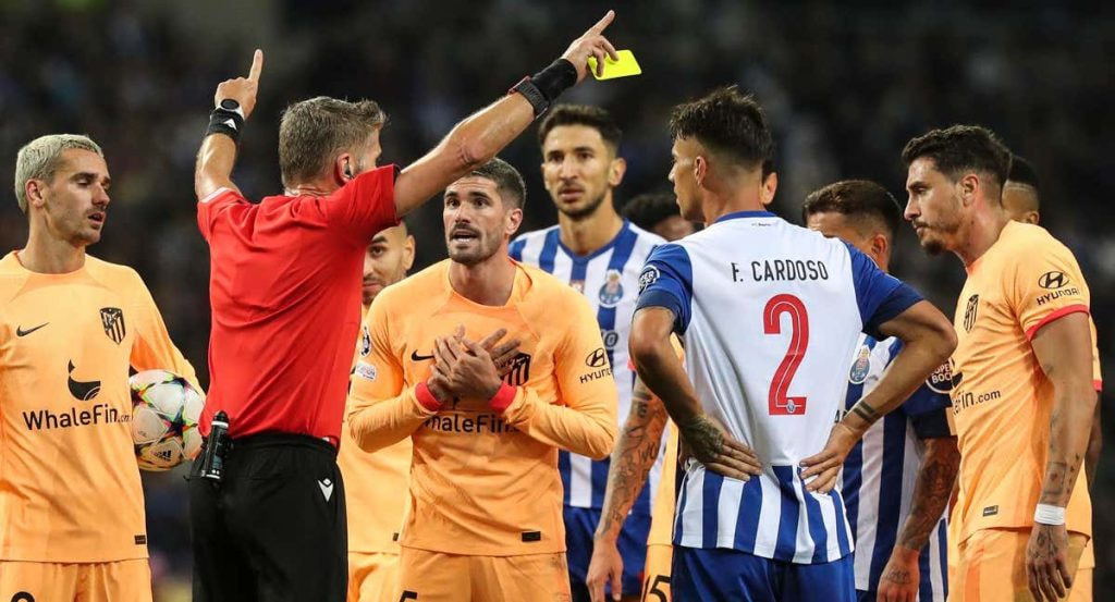 Jugadores el Atlético protestando ante el árbitro.