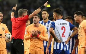 Jugadores el Atlético protestando ante el árbitro.