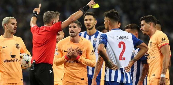 Jugadores el Atlético protestando ante el árbitro.