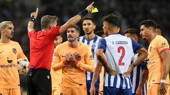 Jugadores el Atlético protestando ante el árbitro.