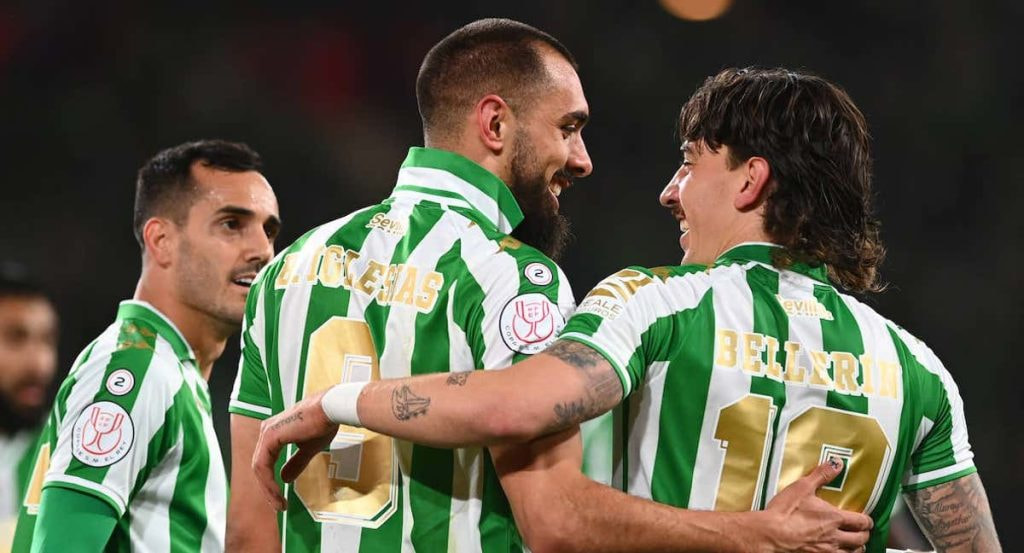 Héctor Bellerín felicita a Borja Iglesias por marcar un gol durante la final de la Copa del Rey frente al Valencia en 2022.