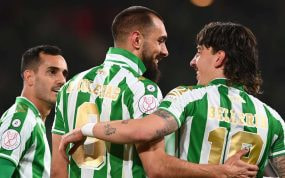 Héctor Bellerín felicita a Borja Iglesias por marcar un gol durante la final de la Copa del Rey frente al Valencia en 2022.