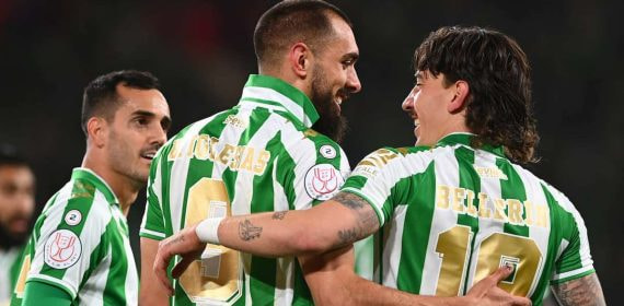 Héctor Bellerín felicita a Borja Iglesias por marcar un gol durante la final de la Copa del Rey frente al Valencia en 2022.