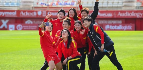Las futbolistas de la selección China antes de disputar uno de sus últimos amistosos.