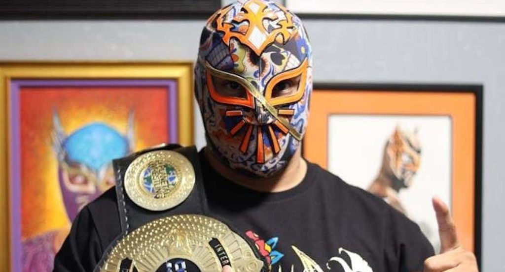 Cinta de Oro posa con el nuevo diseño del IOCW Championship.