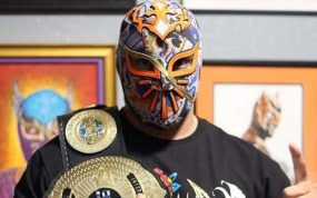 Cinta de Oro posa con el nuevo diseño del IOCW Championship.