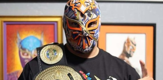 Cinta de Oro posa con el nuevo diseño del IOCW Championship.