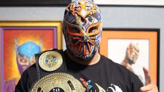 Cinta de Oro posa con el nuevo diseño del IOCW Championship.