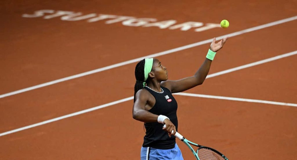 Coco Gauff realiza un saque durante un partido en Stuttgart.