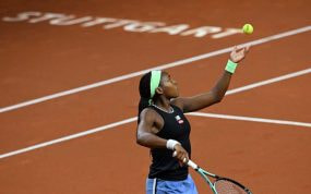 Coco Gauff realiza un saque durante un partido en Stuttgart.