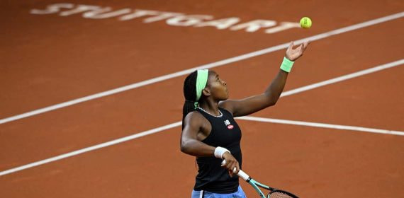 Coco Gauff realiza un saque durante un partido en Stuttgart.