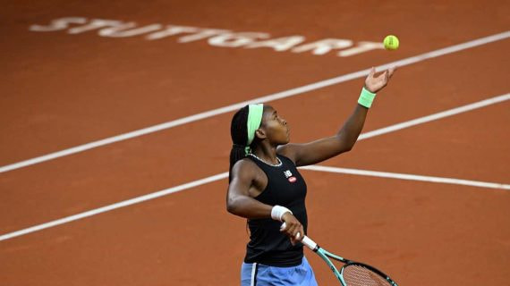 Coco Gauff realiza un saque durante un partido en Stuttgart.