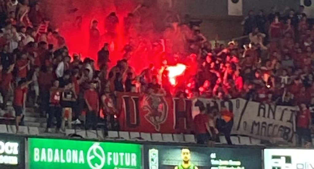 Momento en el que sacaron las bengalas los ultras del Hapoel.