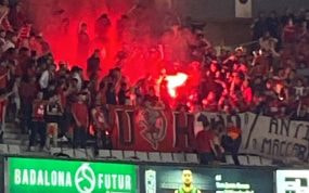 Momento en el que sacaron las bengalas los ultras del Hapoel.