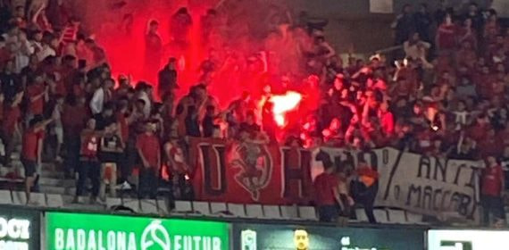 Momento en el que sacaron las bengalas los ultras del Hapoel.