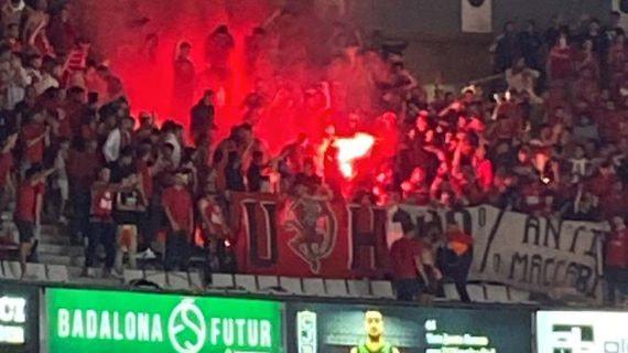Momento en el que sacaron las bengalas los ultras del Hapoel.