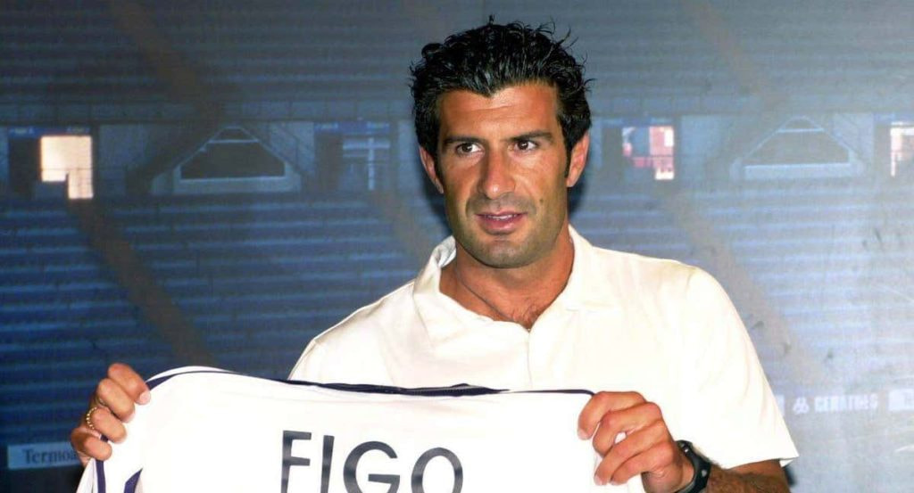 Luis Figo fichó por el Real Madrid a raíz del pago de su cláusula. El jugador posa en su presentación.