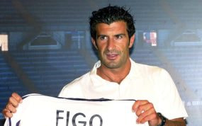Luis Figo fichó por el Real Madrid a raíz del pago de su cláusula. El jugador posa en su presentación.