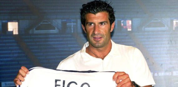 Luis Figo fichó por el Real Madrid a raíz del pago de su cláusula. El jugador posa en su presentación.