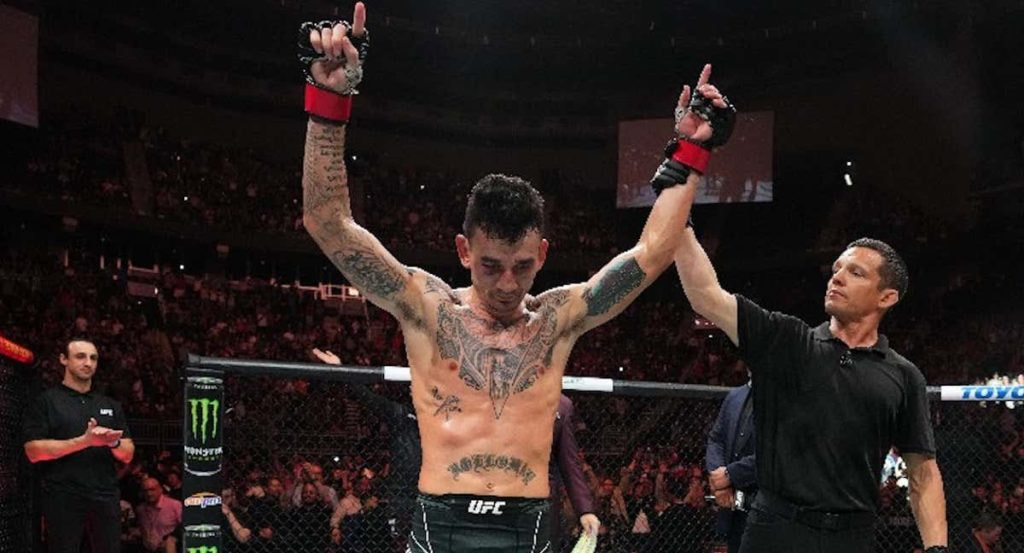 Max Holloway celebra su victoria sobre Allen en el UFC Kansas City.