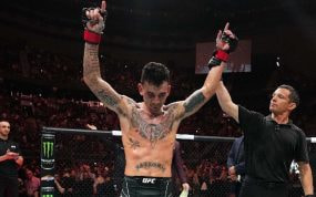 Max Holloway celebra su victoria sobre Allen en el UFC Kansas City.