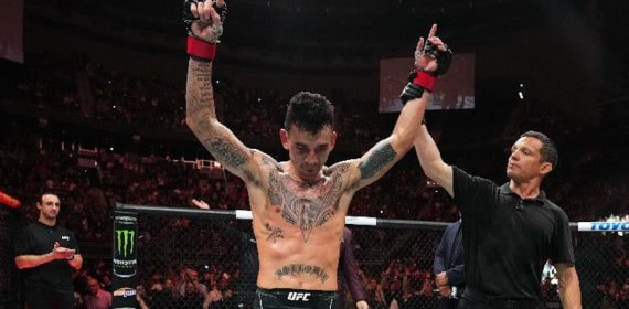 Max Holloway celebra su victoria sobre Allen en el UFC Kansas City.