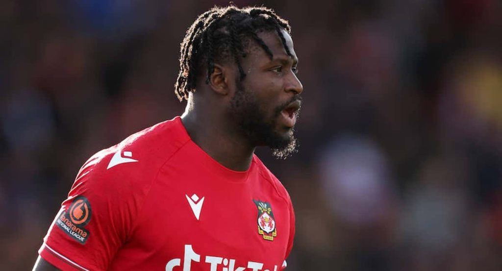 Jacob Mendy, futbolista del Wrexham.