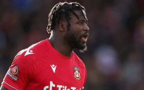Jacob Mendy, futbolista del Wrexham.