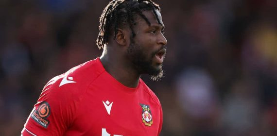 Jacob Mendy, futbolista del Wrexham.