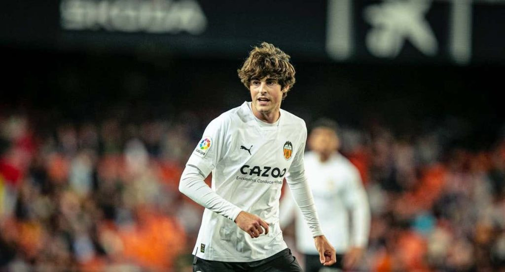 Javi Guerra en su debut en Mestalla.