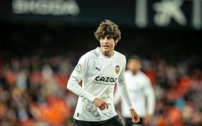 Javi Guerra en su debut en Mestalla.