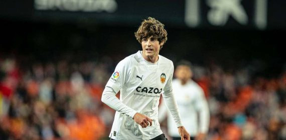 Javi Guerra en su debut en Mestalla.