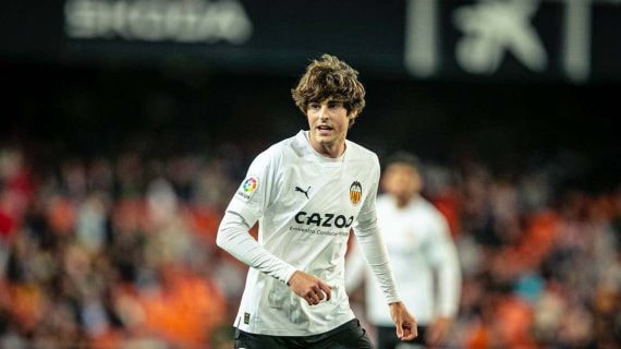 Javi Guerra en su debut en Mestalla.
