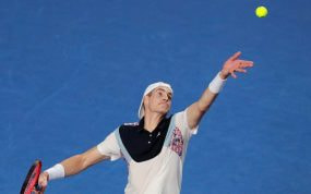John Isner ejecutando un saque.