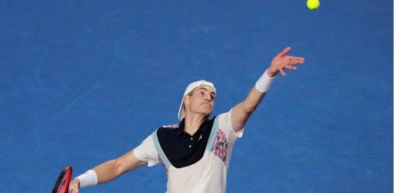 John Isner ejecutando un saque.
