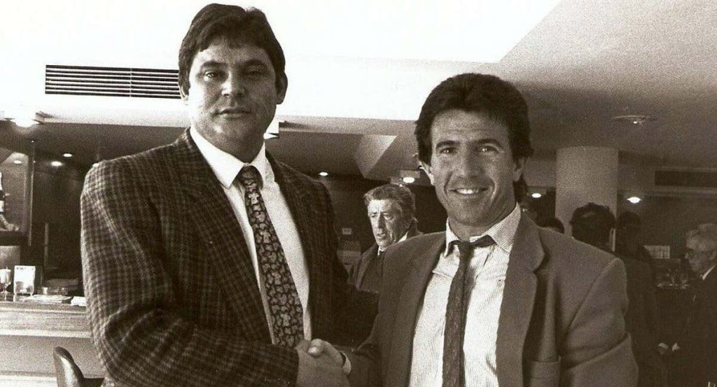 Juanito (derecha) se estrecha la mano con José Fouto, expresidente del Mérida.