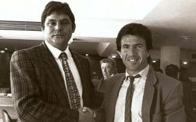 Juanito (derecha) se estrecha la mano con José Fouto, expresidente del Mérida.
