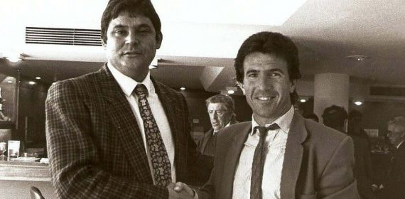 Juanito (derecha) se estrecha la mano con José Fouto, expresidente del Mérida.