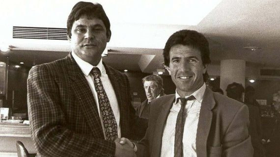 Juanito (derecha) se estrecha la mano con José Fouto, expresidente del Mérida.