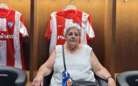 Lola sentada en la taquilla de Marcos Llorente en el Wanda.